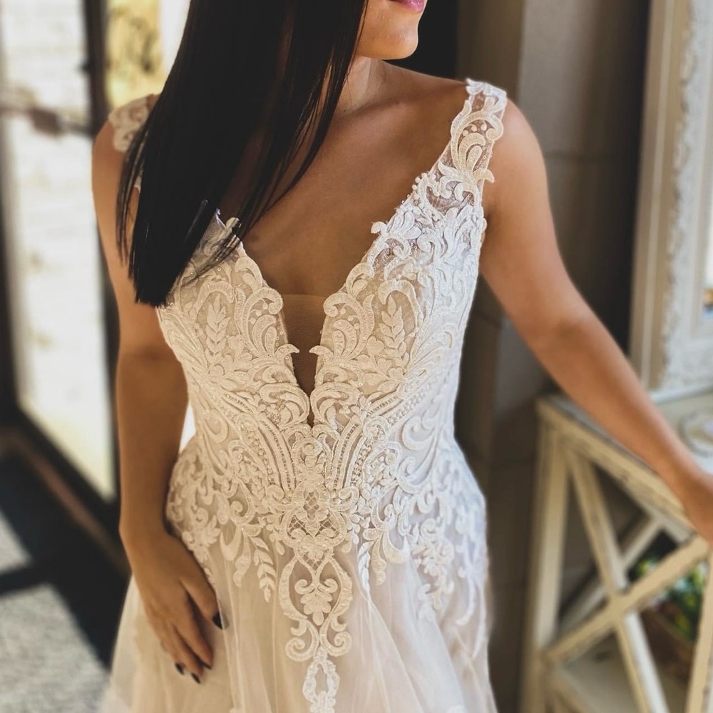 White sleeveless plunge gown for bride